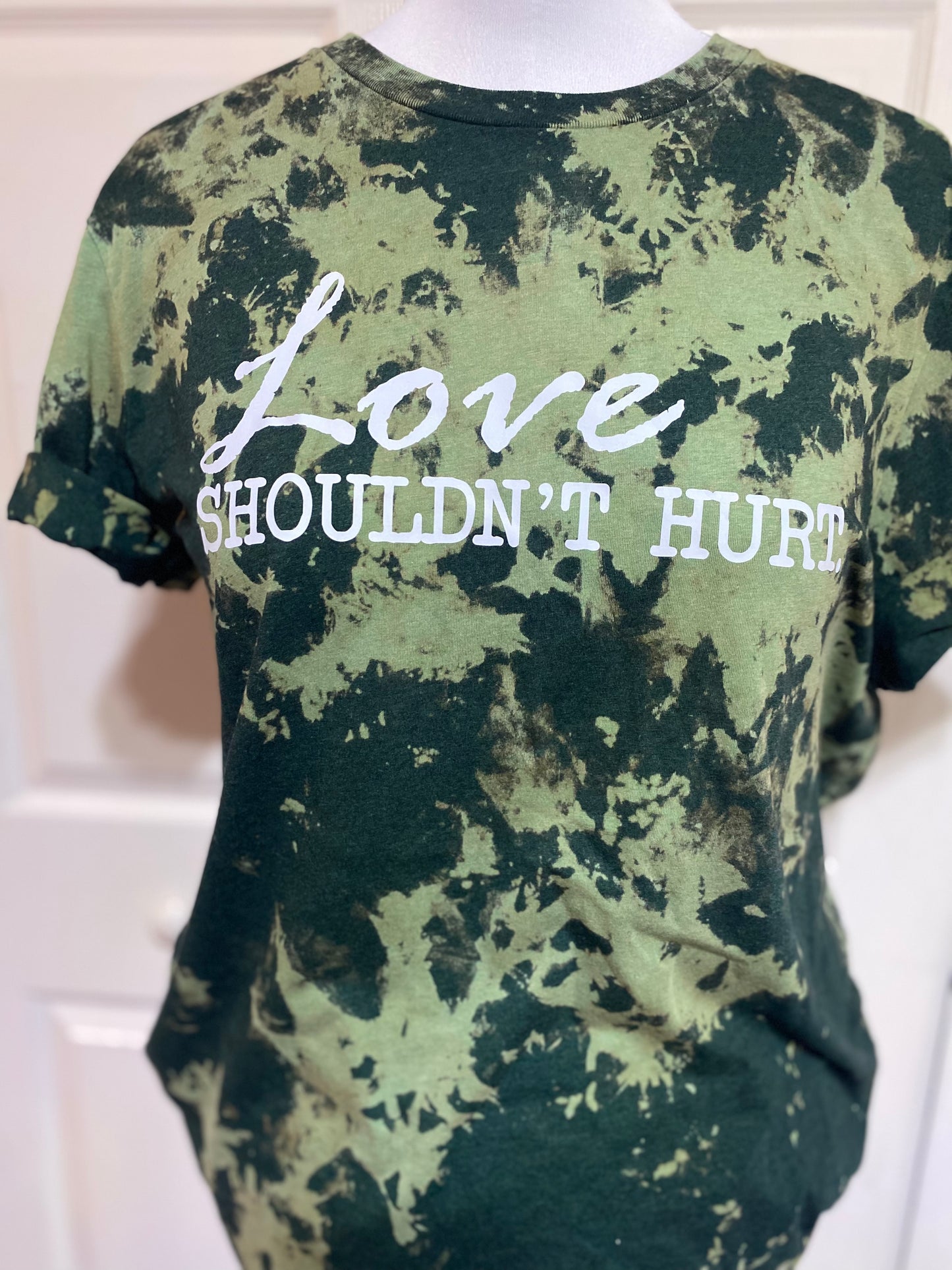 Love shouldn’t hurt (only front) bleached tee